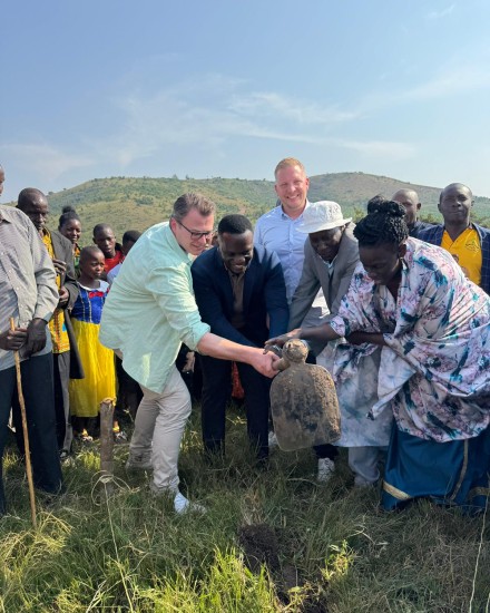 schulprojekt-uganda_spatenstich