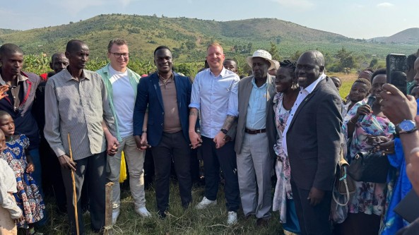 schulprojekt-uganda_gruppenbild