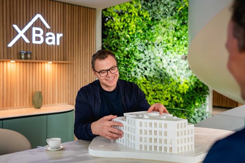 Frank-mit-dem-3D-Modell-des-NordNeun